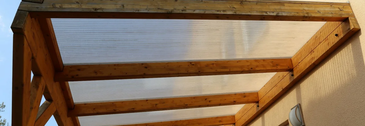 Holzkonstruktion mit durchsichtigem Dach